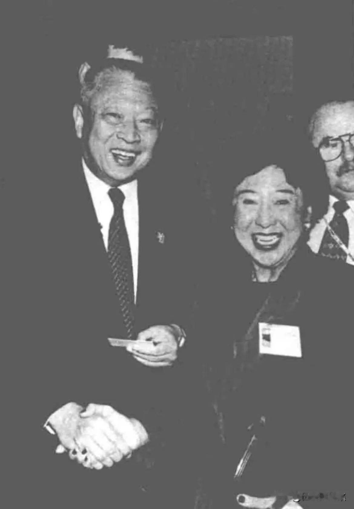 1997年11月23日，孙中山孙女孙穗芳和香港特首董建华(左）合影。孙穗芳频繁往