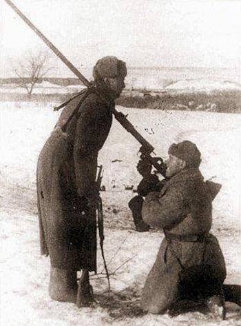 这张 1943 年的老照片，记录了斯大林格勒战场上苏联反坦克步兵的一个 非常规操