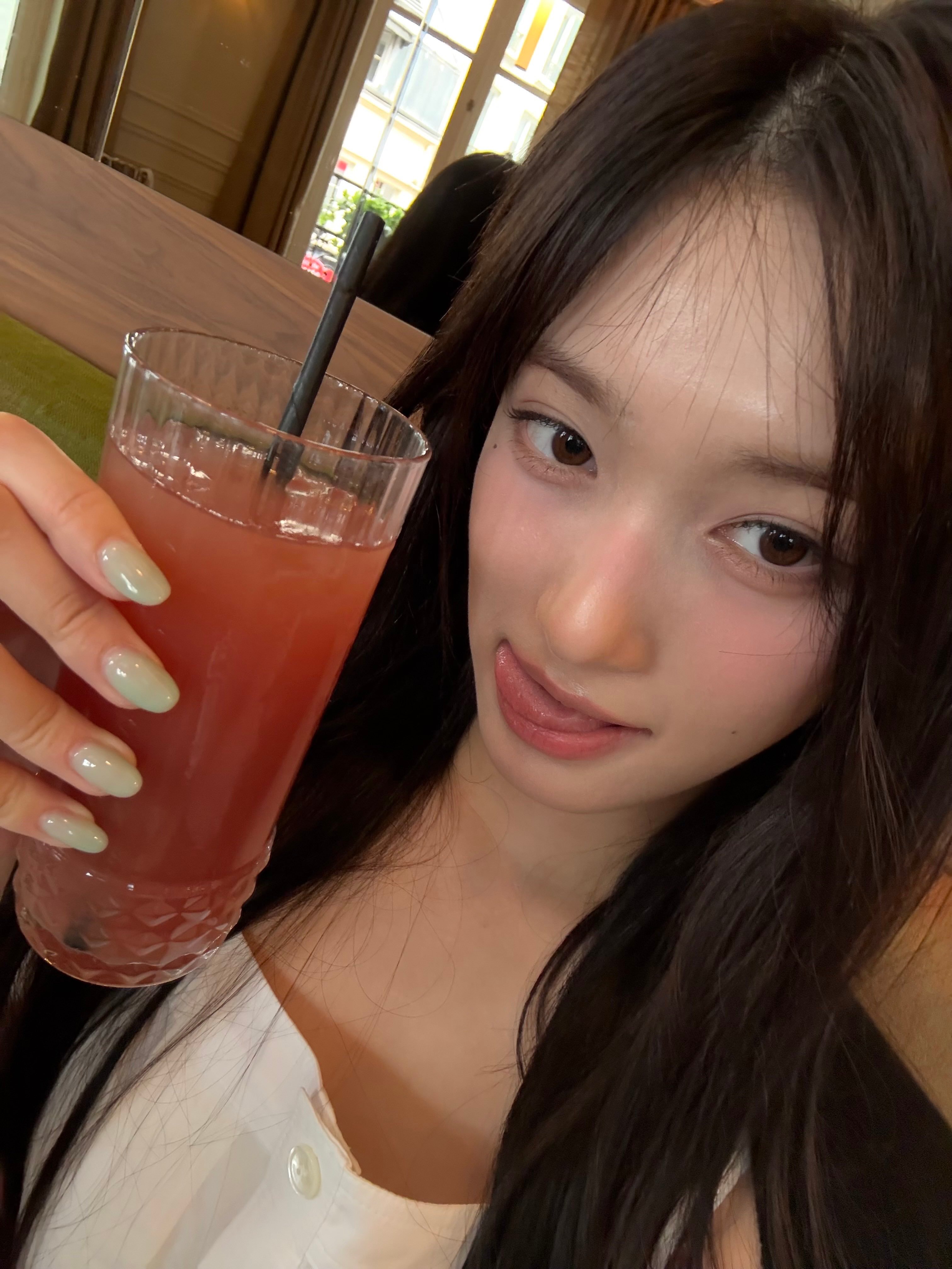 250723 IVE Leeseo李瑞 “这个饮料叫什么”“说是Pink Blo