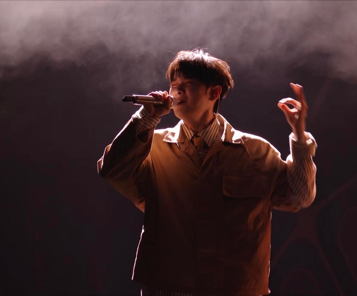 尤长靖终于彻底做自己了尤长靖全新舞台直击心底！一曲《如果你也这样过》，快慢节奏收