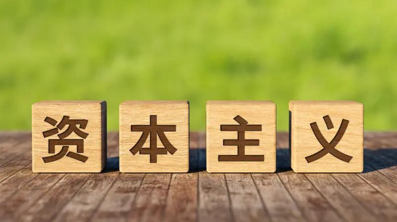 我揣度，是背后的资本力量在推动→_→易中天👀🤔
2006 年《百家讲坛》一炮