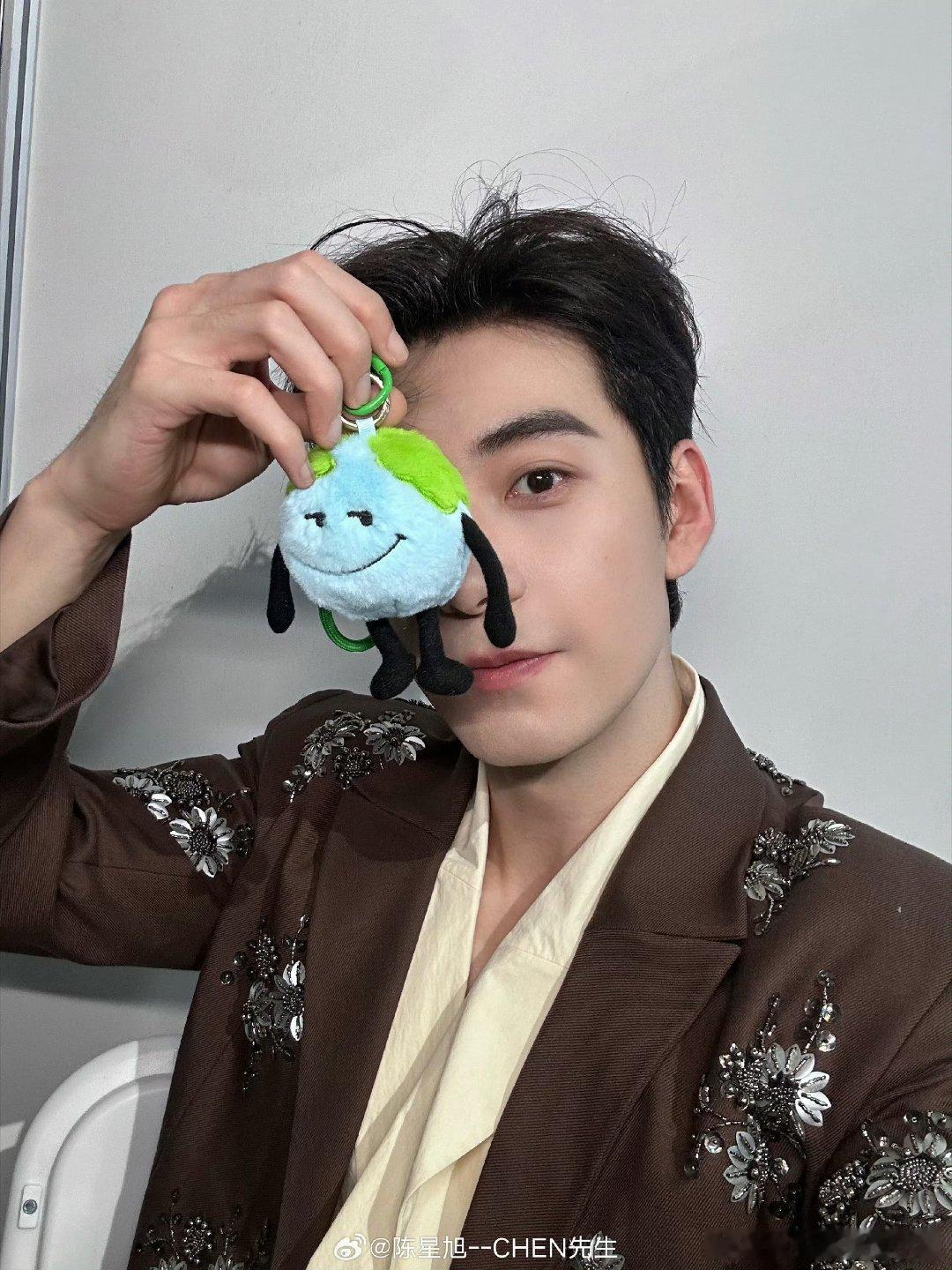 陈星旭六宫格自拍照，好伟大的一张脸