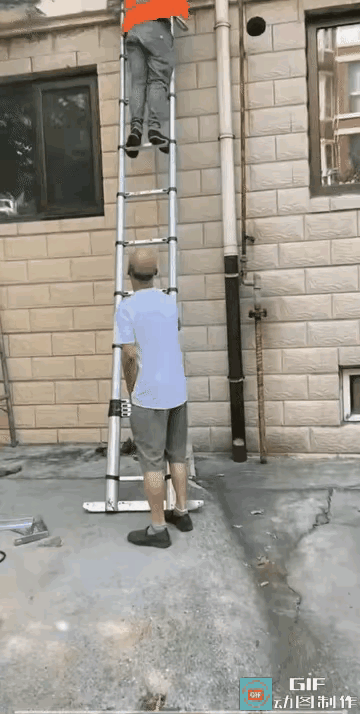 一名师傅脚踩梯子正在高空作业，此时一大爷路过，看到了高空作业的师傅，于是乎，

