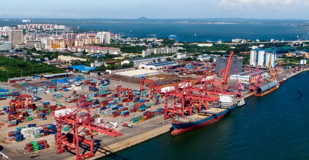 新加坡万万没想到，中国会在海南洋浦港给它来这么一记“釜底抽薪”。洋浦港现在能靠泊