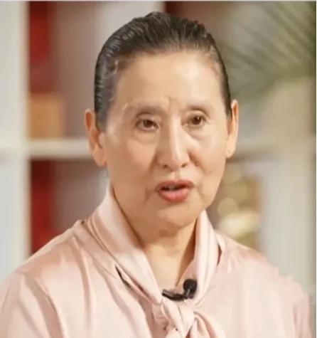 女高音歌唱家远征怎么老成这副模样了！她是唱民族歌曲的歌唱家，她的歌声清脆甜美，人