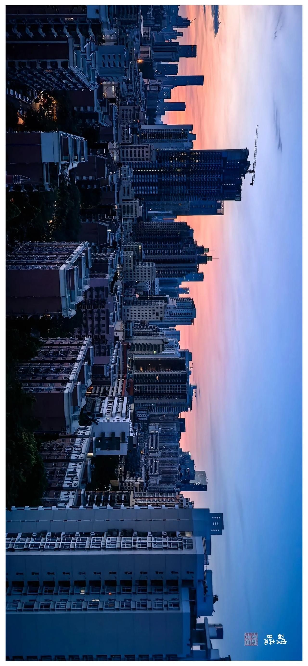 破晓
让你感到幸福的一件事 
黎明刚刚叩响城市，那是孤独又静谧的序曲。
空荡的街