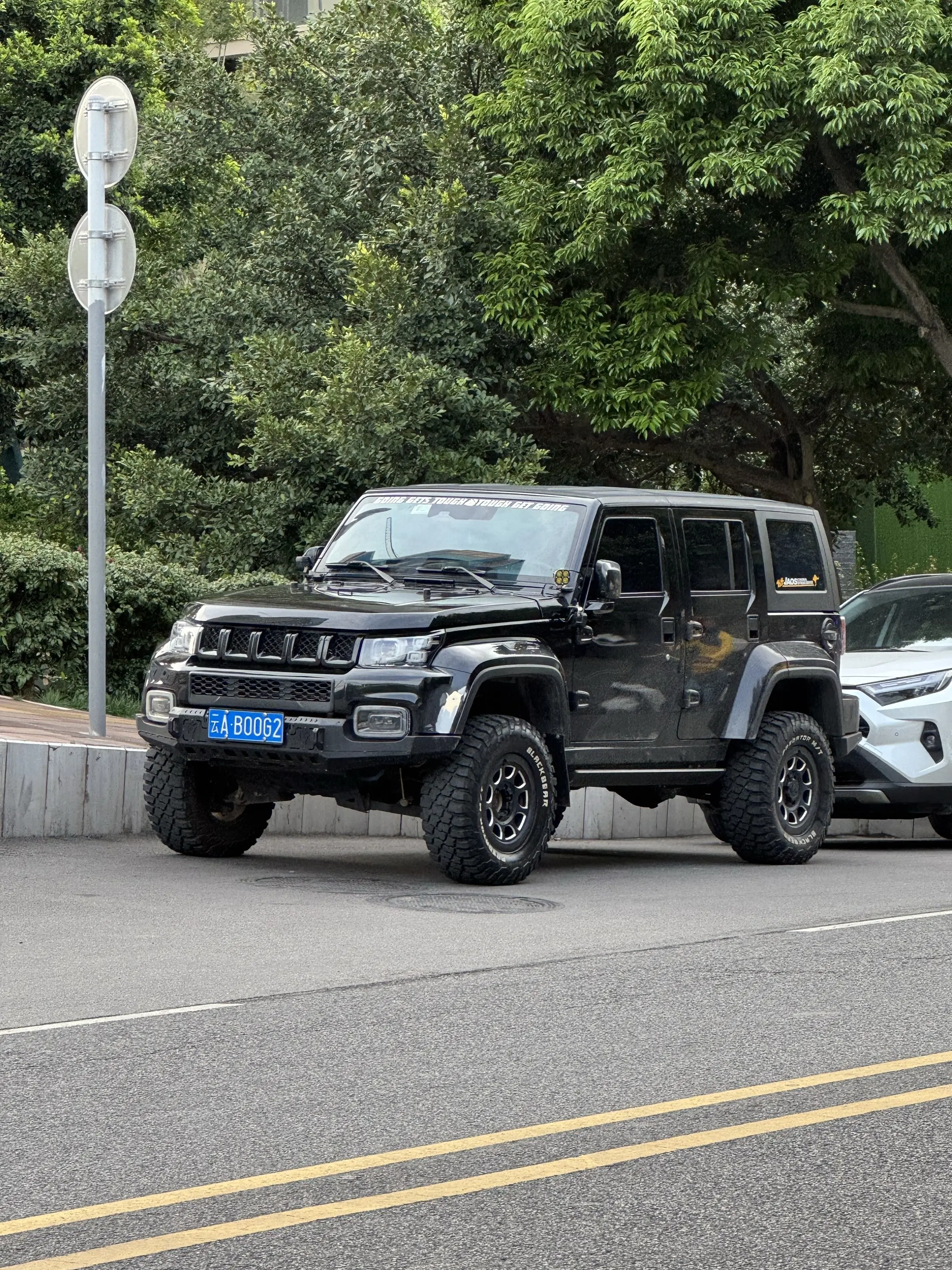 来来来，现在变成大众最喜欢的乌漆嘛黑了。