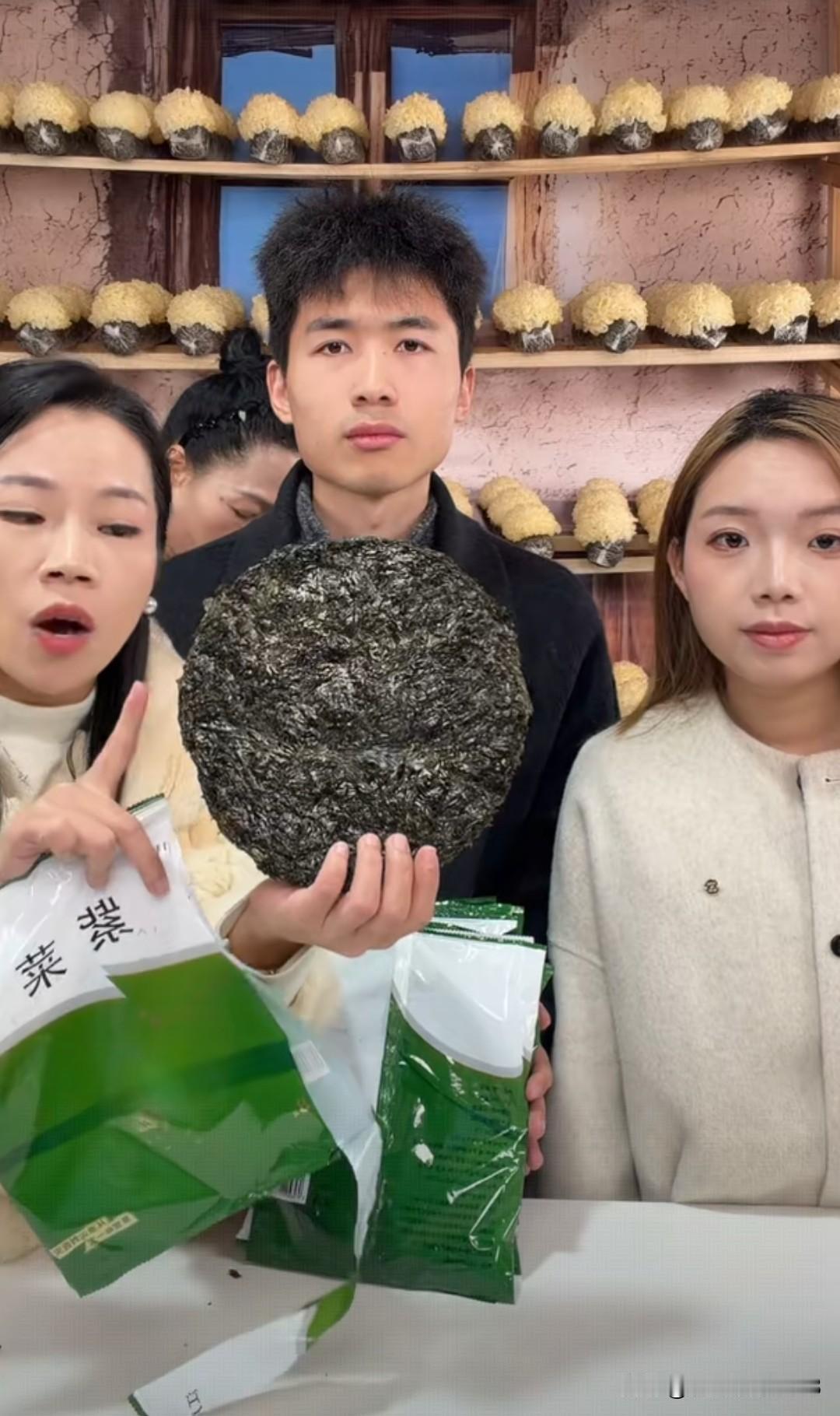 海军晚上继续直播，一开播上线一万多人。海军还有大妹还有母亲在直播道歉，也没听明白