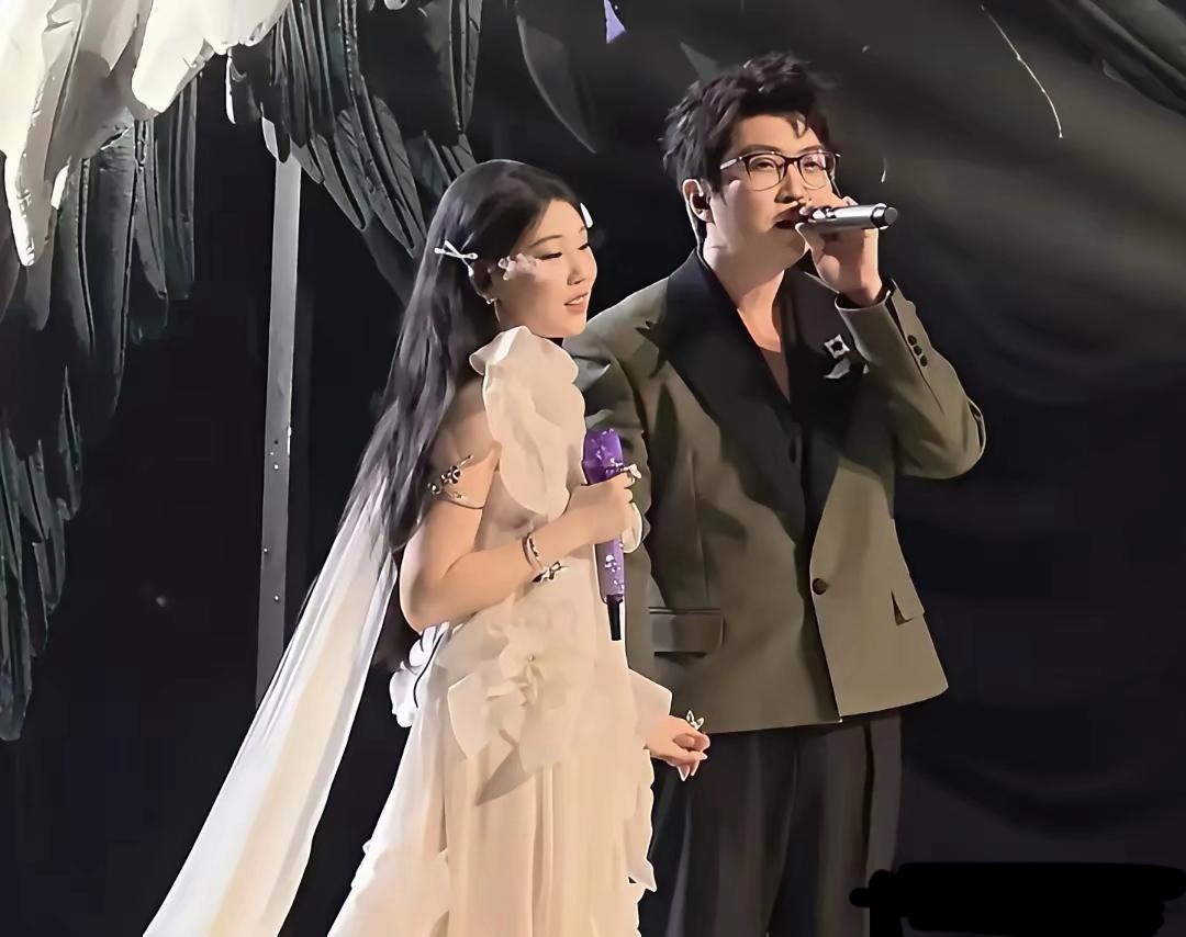 毛不易也是不容易，带着舞台经验不足，唱歌韩范的侄女，沈佳润开场就有点不自然了，手