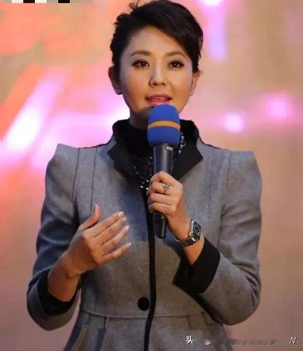 最美主持人方琼：如今嫁大8岁丈夫很幸福，她，或许是央视中学历最低的主持人，但却有