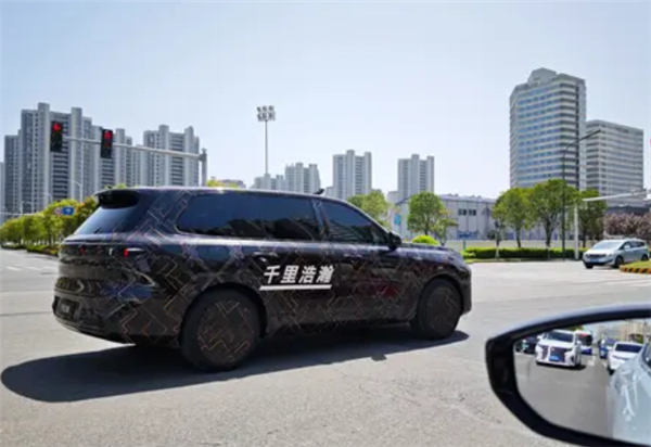 吉利银河新车曝光  吉利银河全新旗舰SUV测试车谍照曝光，该车或为此前发布的银河