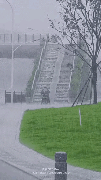 冒着大雨出行的，估计只有外卖员了吧。在屋里等一口热乎饭的，特殊天气要有点耐心。