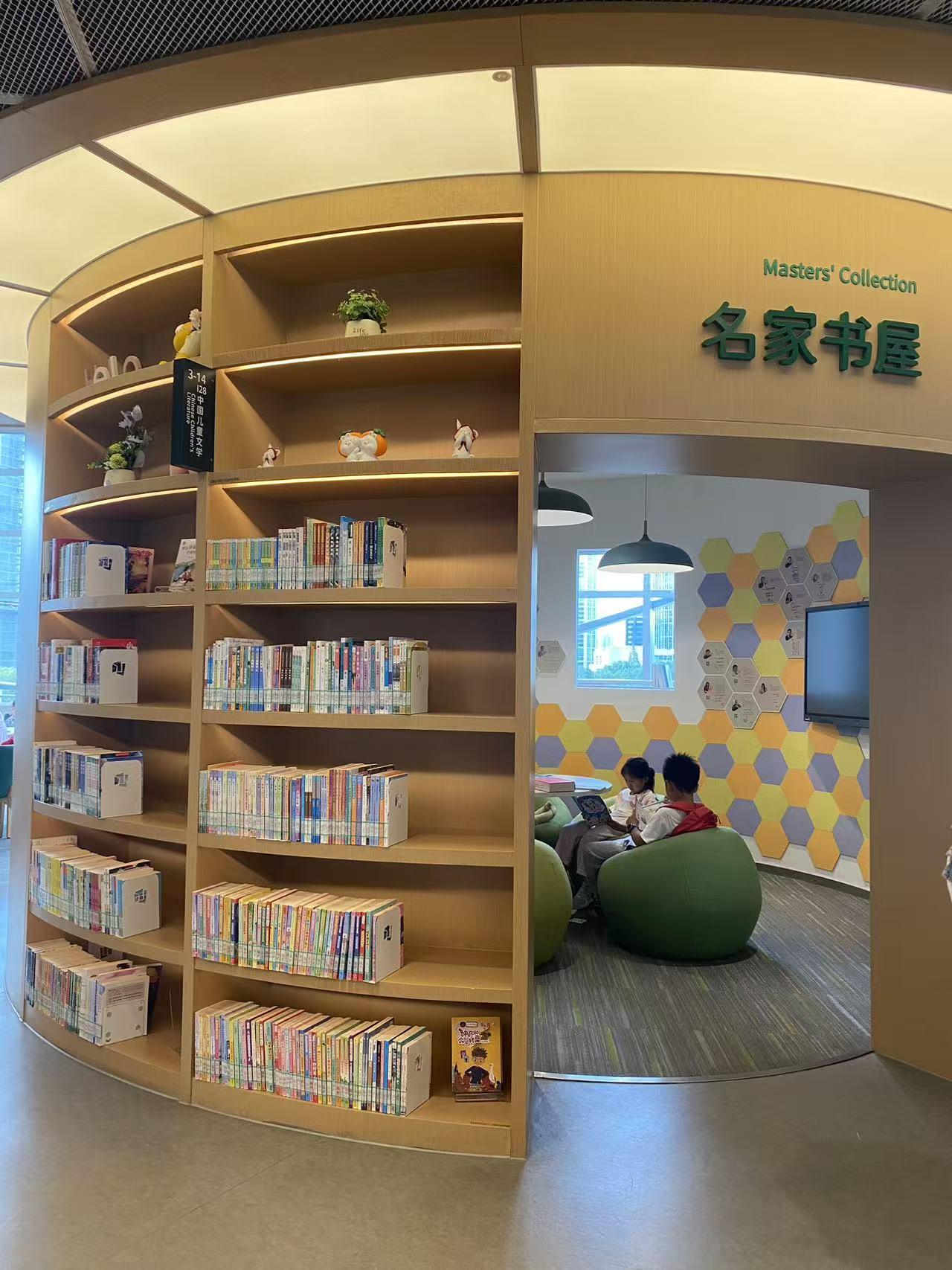 10月，同时在看3本书。
早上上班地铁上看《道德经》，因为这个时间大脑最清醒，书
