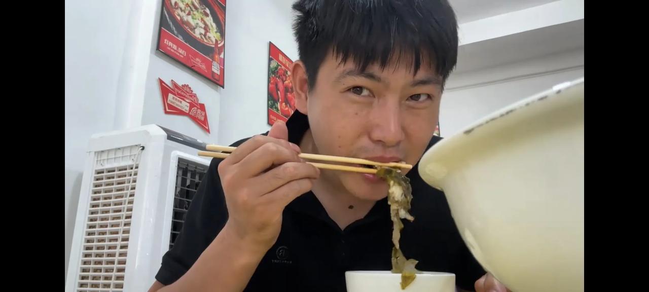 他的账号是小魏家的希望。如果小魏家的希望寄托在你这样的人身上，估计是没有多大指望