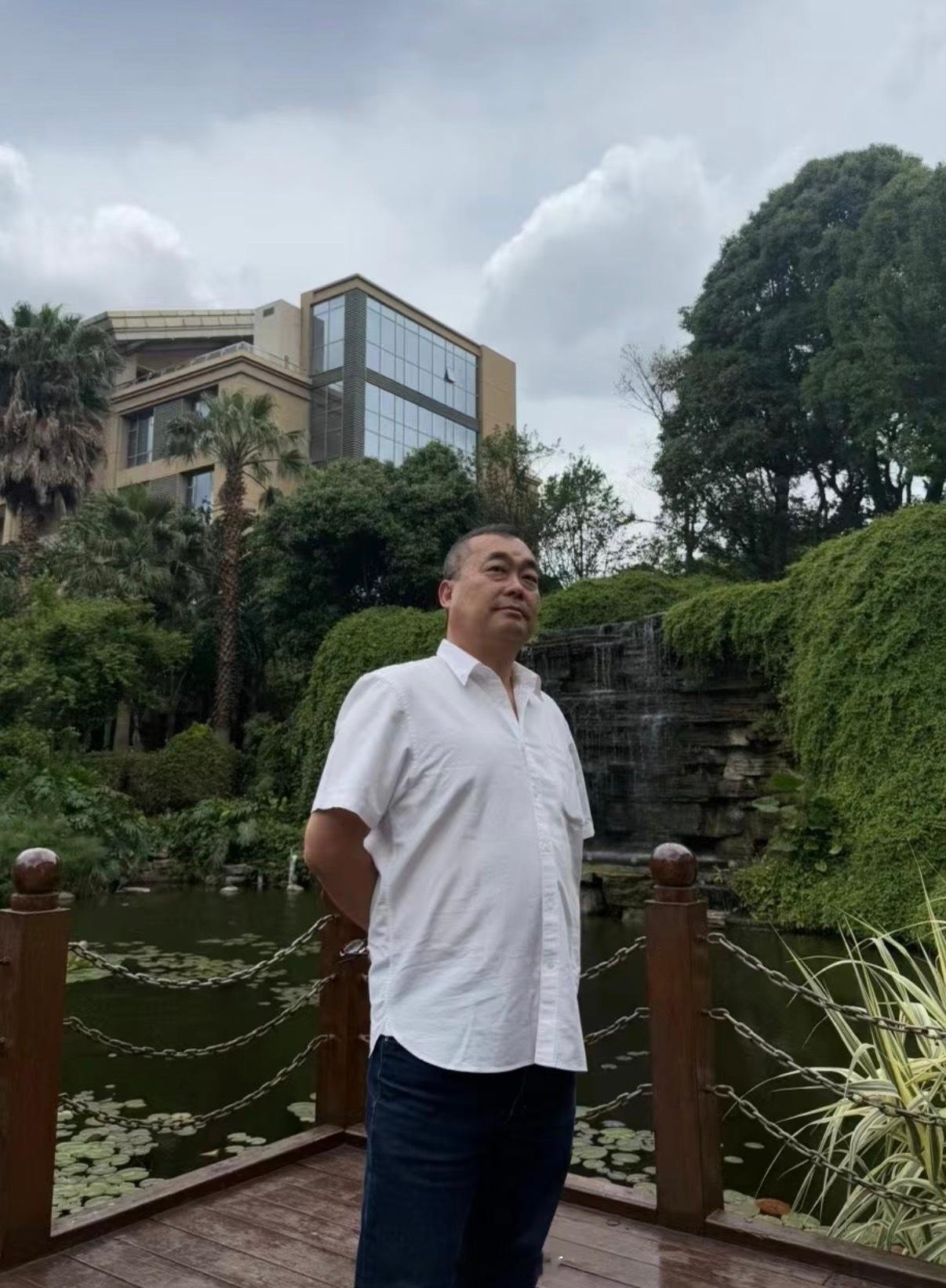 不要相信天上会掉下个大叔，真掉下来你也抢不过我