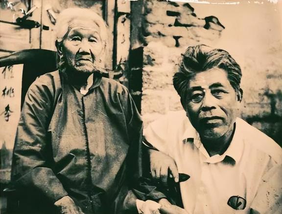 1941年冬，沂蒙山区。大众日报社干部毕铁华被捕后(改名白铁华)，日军用烧红的烙