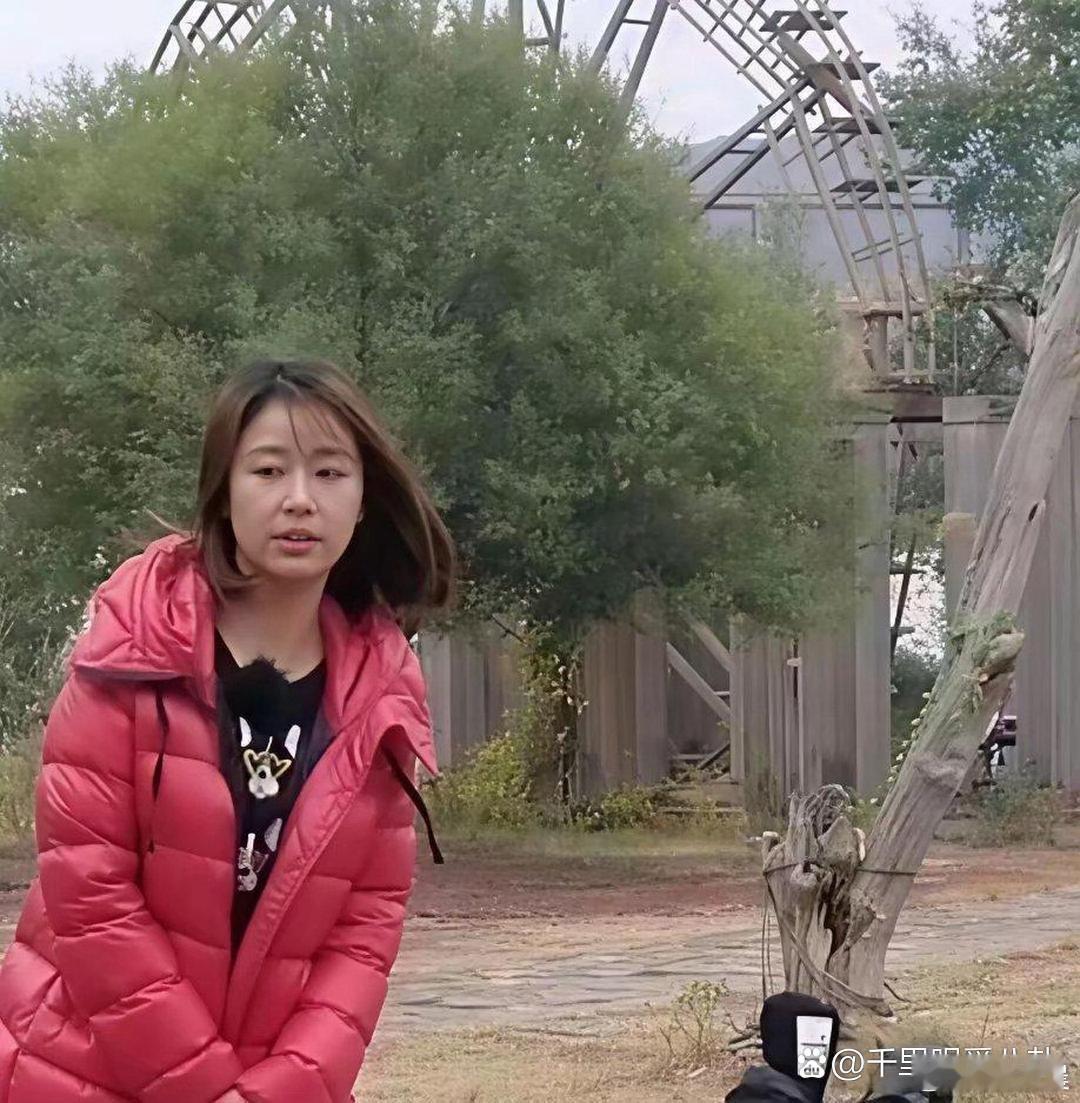 脱离美颜滤镜下的林心如，原生颜值依旧能打，气质温婉耐看，明星氛围感尽显。 