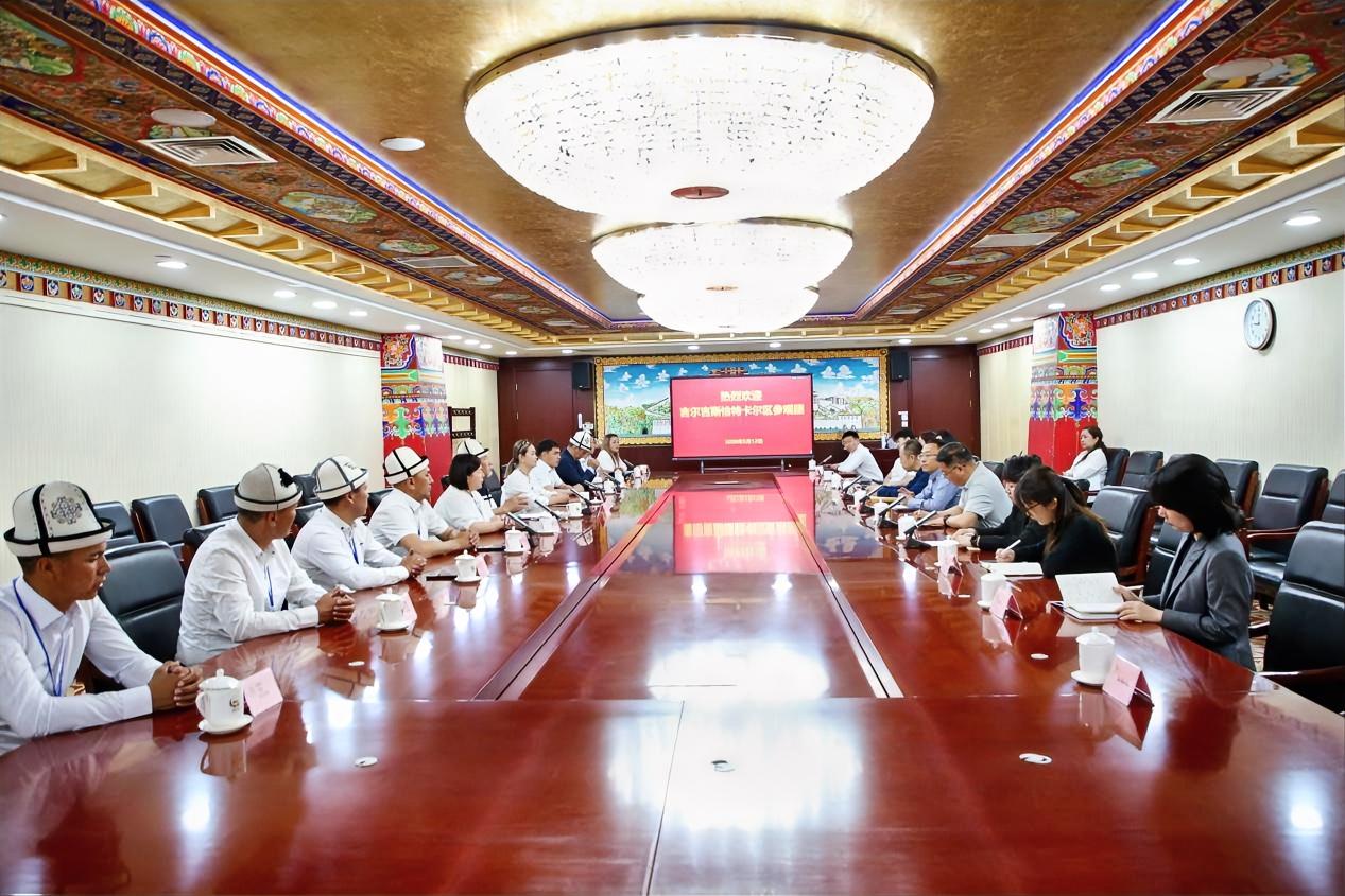 5月12日，中国黄金集团香港有限公司与吉尔吉斯斯坦恰特卡尔区参观团在北京总部举行