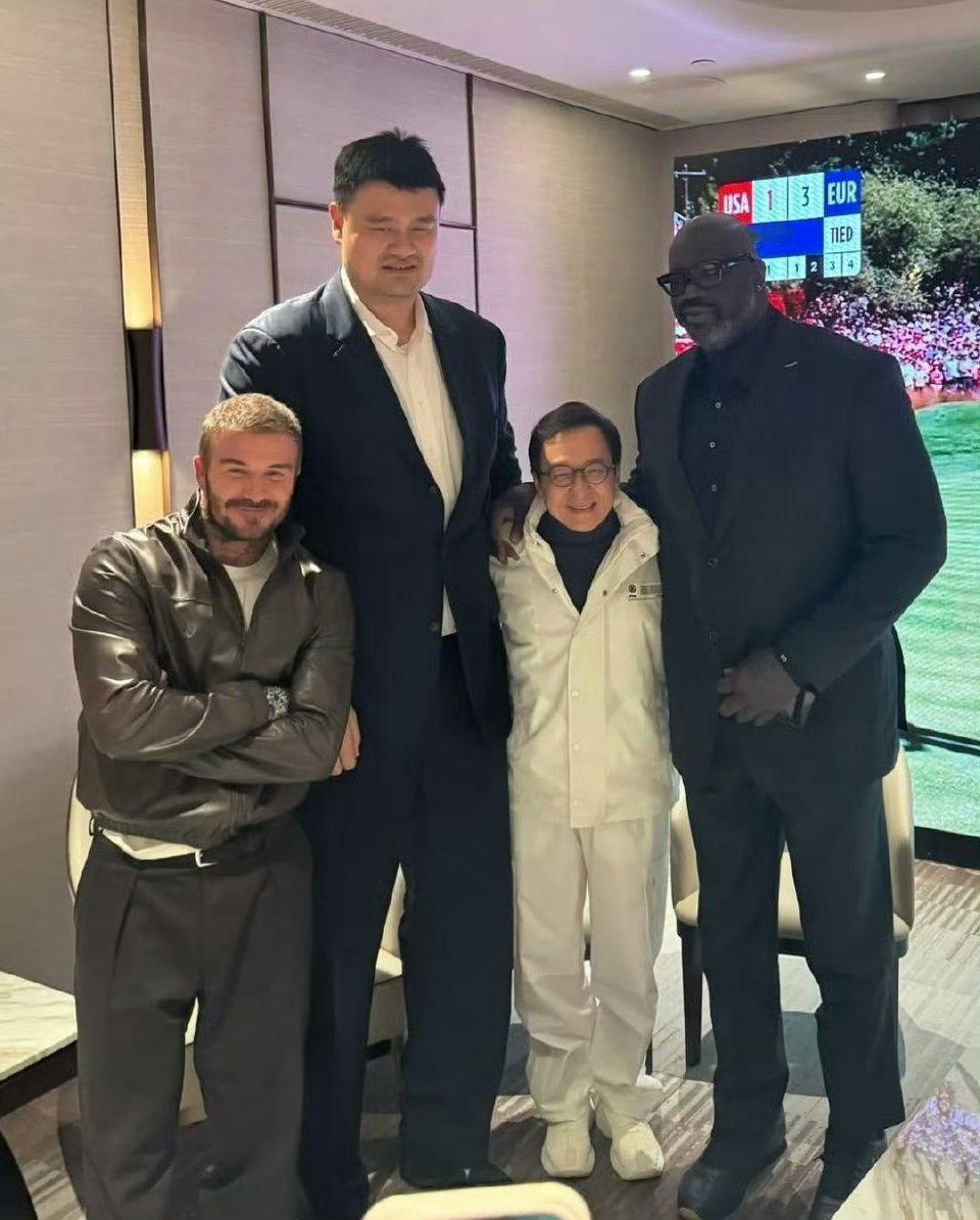 成龙与贝克汉姆、姚明、奥尼尔合影，与林书豪合影[可爱]成龙大哥用的是荣耀Magi