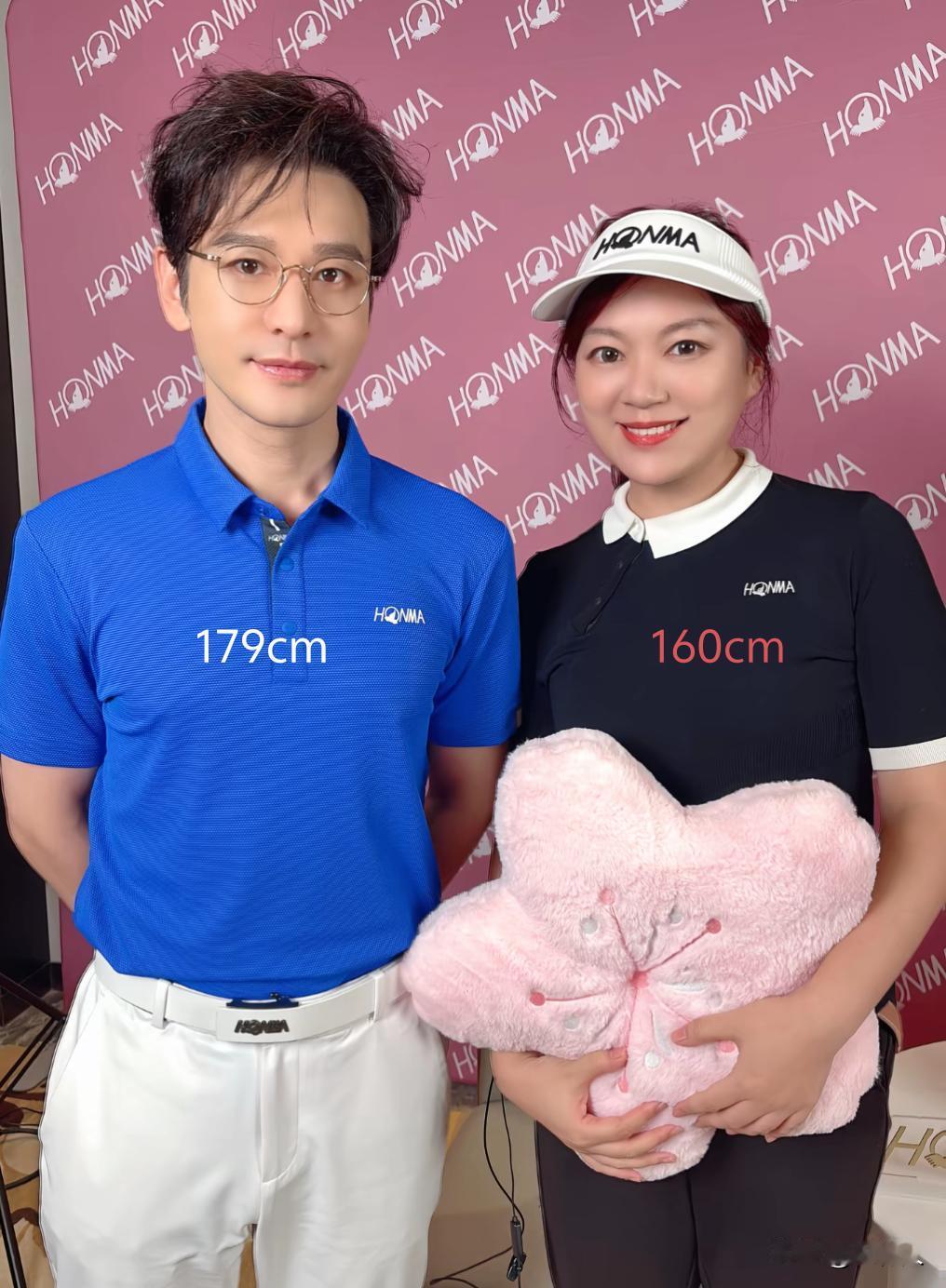 黄晓明和粉丝的一张合影，两个人身高最多相差 10cm。我感觉黄晓明根本没有1米7