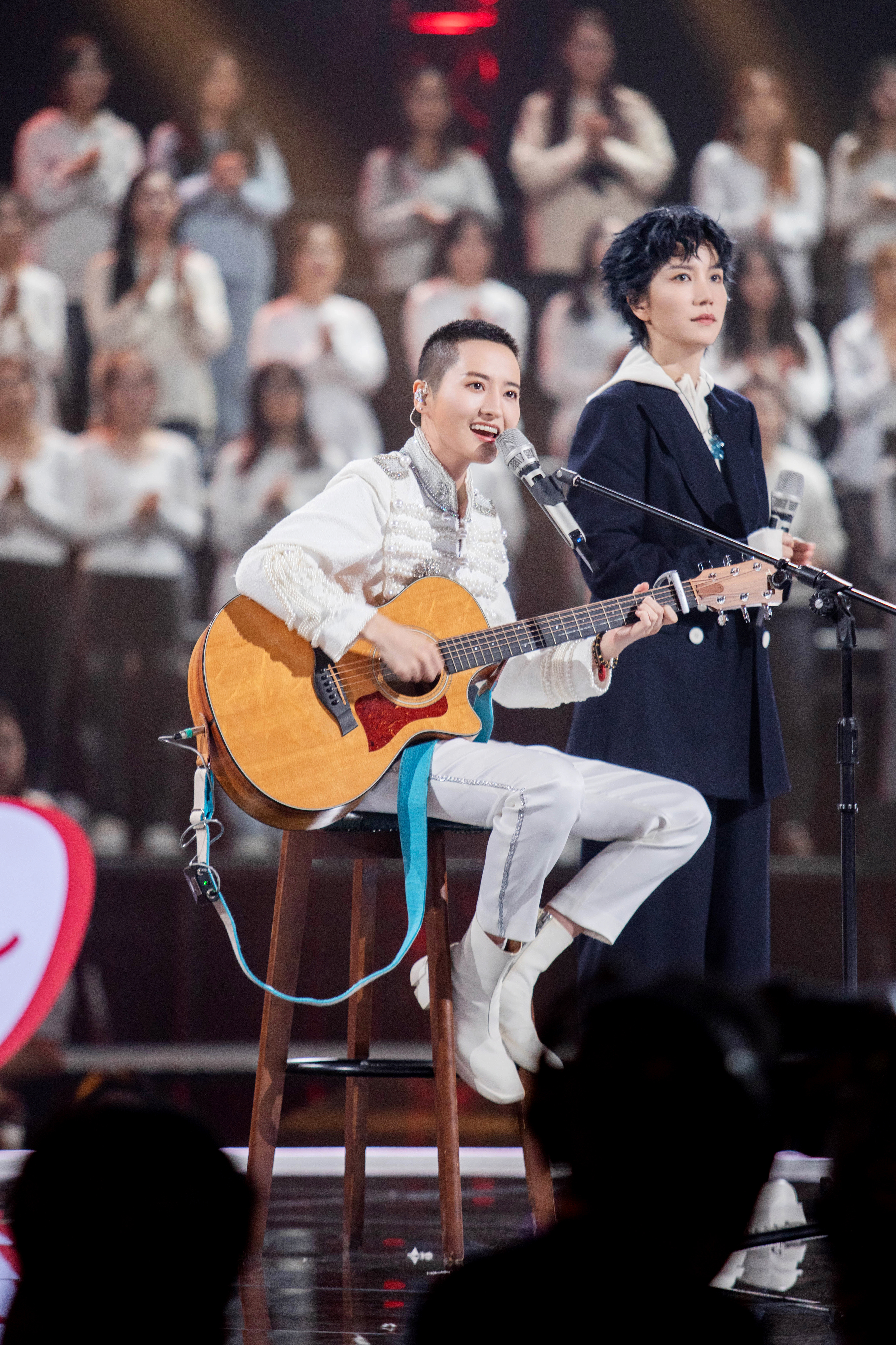 蒋一侨和李霄云同台竞演同一首歌，明明是竞争关系却用心的给对方准备了礼物！这就是“