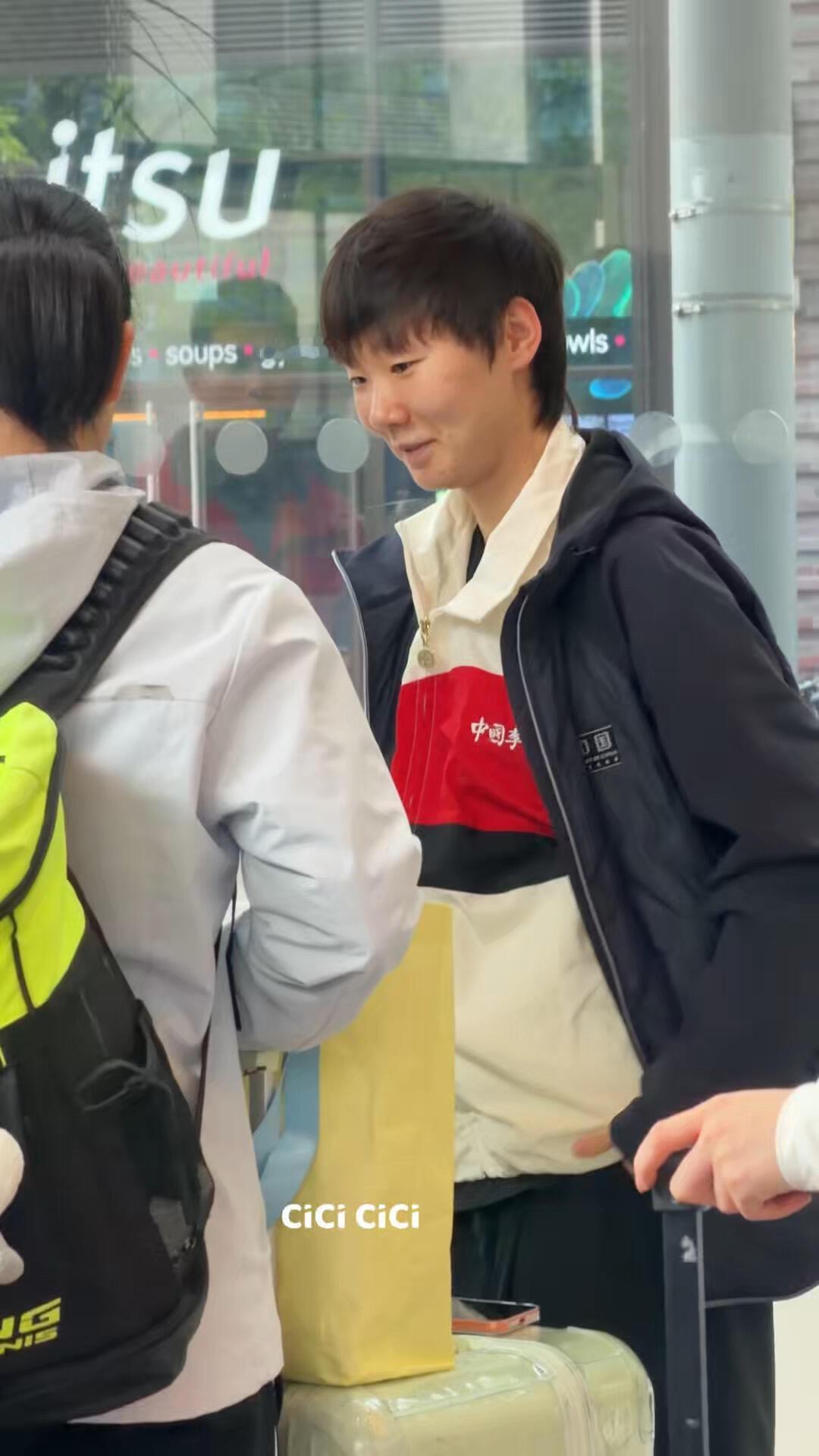 要回去了，恭喜男女线取得了耀眼的成绩！
软萌酷帅，真的很迷人，高高的个子，但是尽