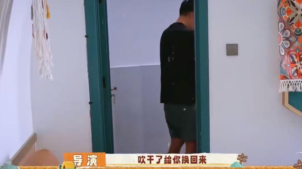 邵兵帮马嘉祺洗衣服小小的意外场面特别暖心，换衣服、洗衣服再吹干全程操心，邵兵待人
