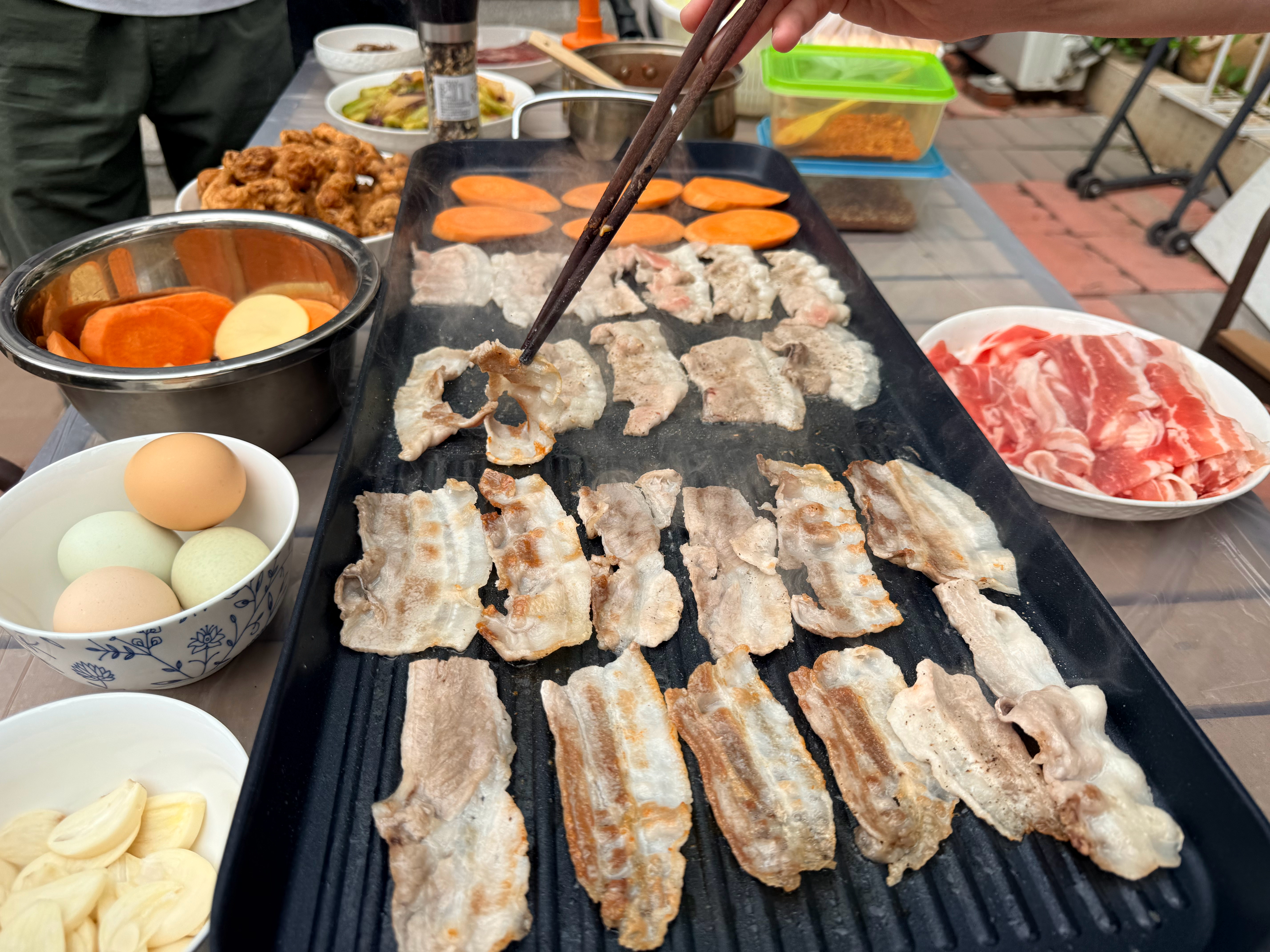 猪肉大降价，自制烤肉，便宜量足，吃到饱