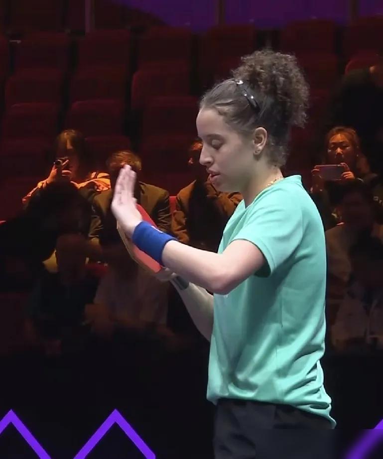 埃及小将汉娜高达的球拍差点把王艺迪拍出冷汗，首局6比11惨败时，看台上的空气瞬间