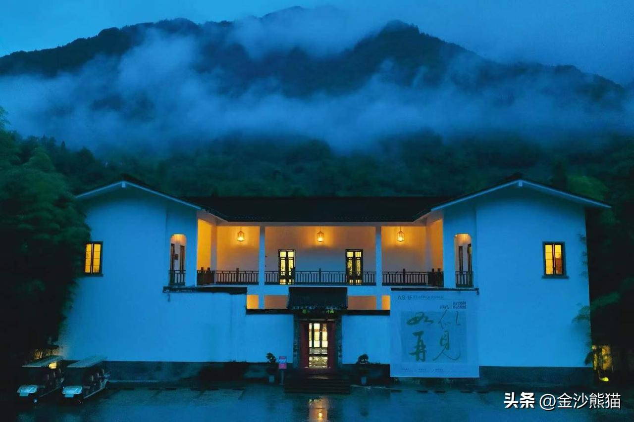 泛舟虹口山水间，逐浪揽清风。
日日栖身于国家级自然保护区，被青山林海与清风温柔环