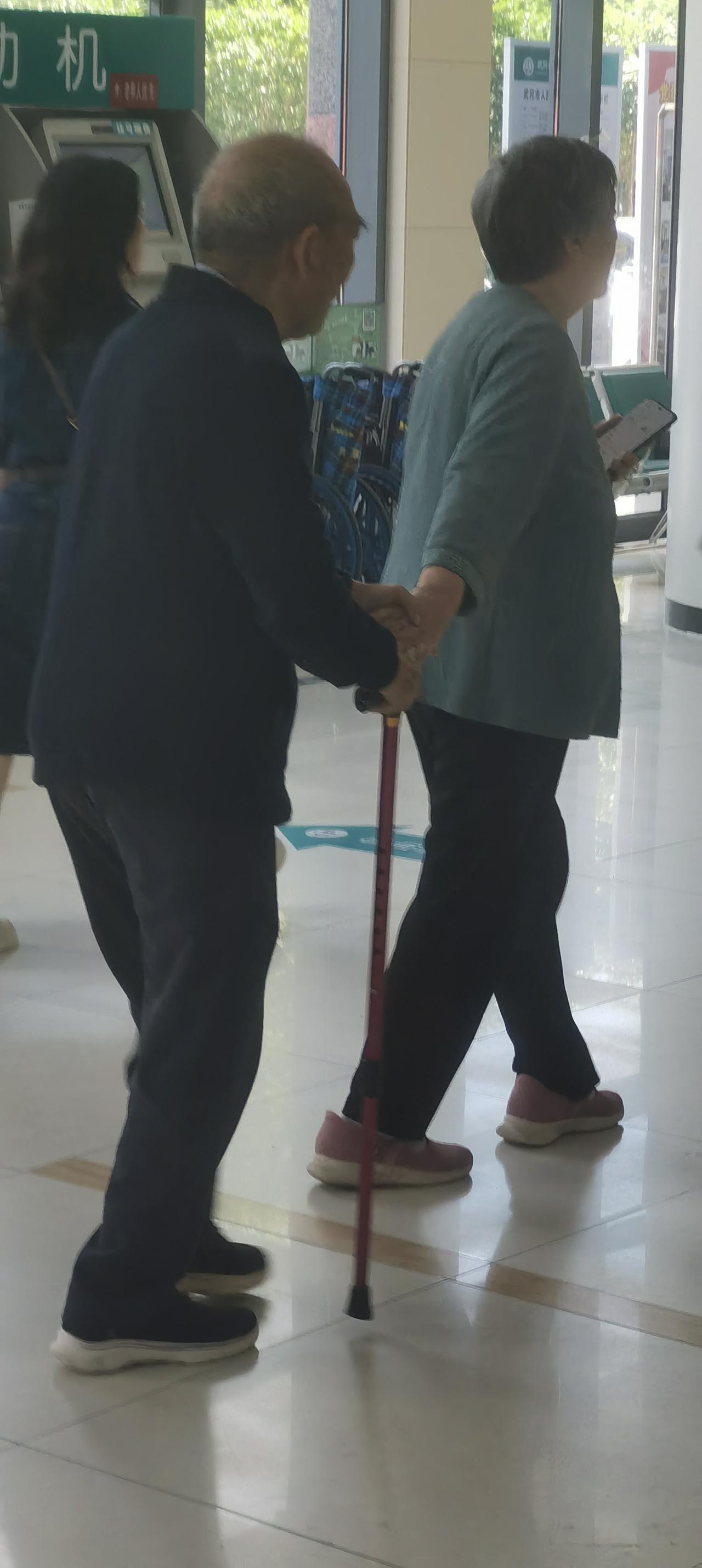 60岁，是人生的分水岭。60岁以前，为了谋生，为了养家糊口，必须辛苦奔波，努力挣