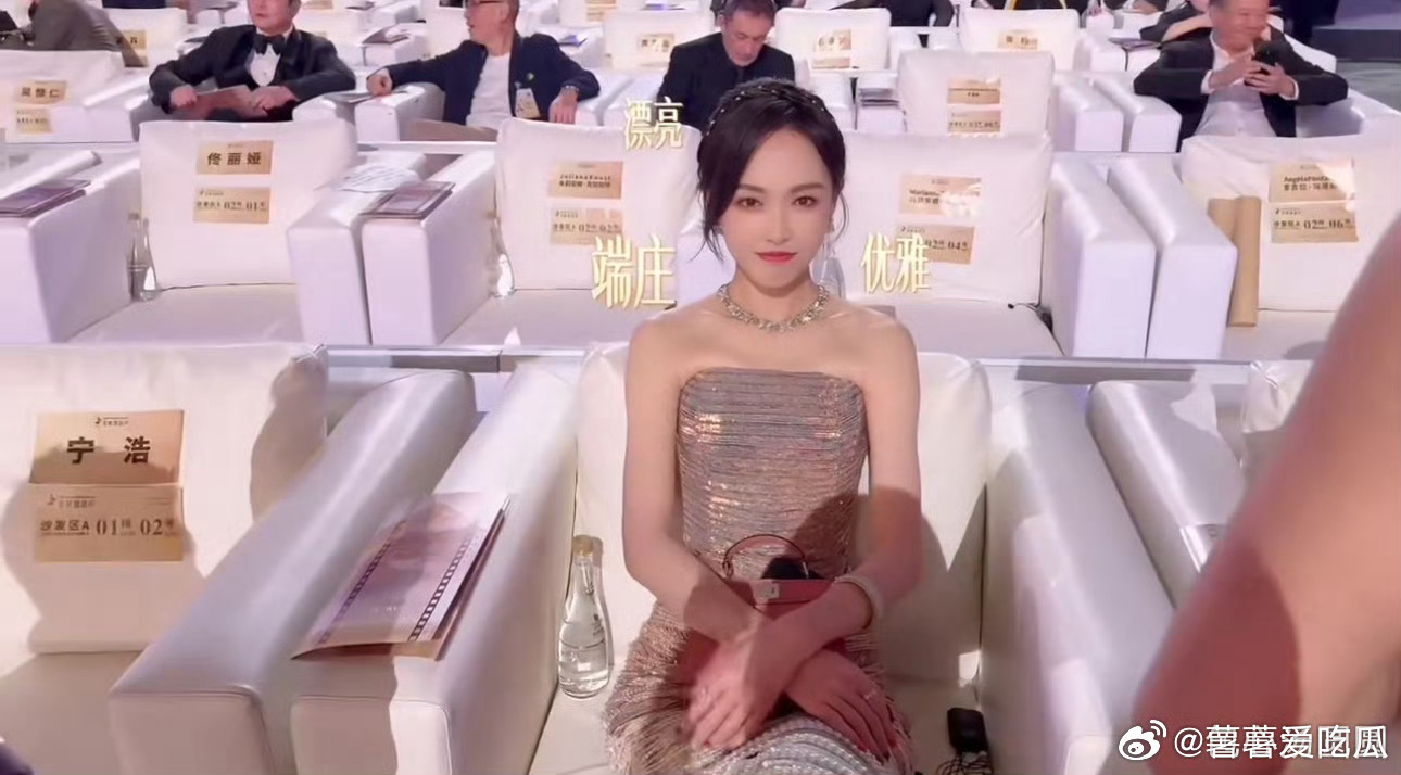 唐嫣裙子勒得动不了都这么瘦了竟然还会遇到美丽刑具[泪]妆造和衣服都很好看，但是求