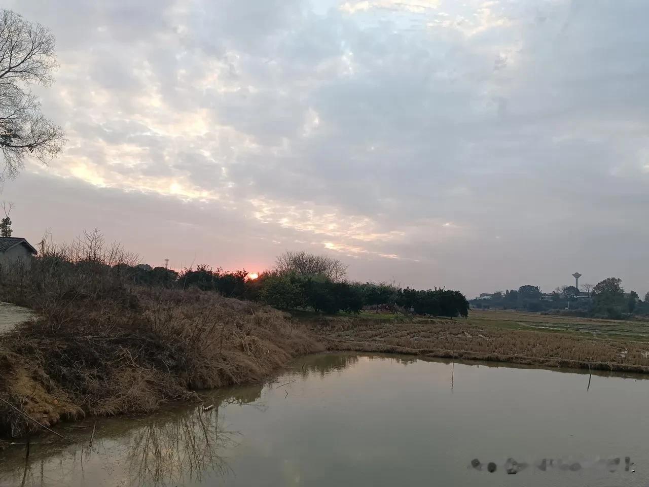 走在乡间的小路上