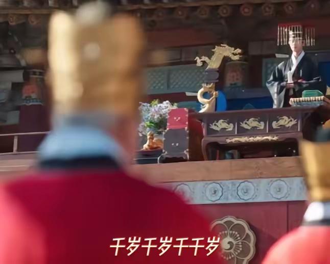 近期热度极高的韩剧《21世纪大君夫人》，依托架空现代王室的新颖设定，开播初期收获