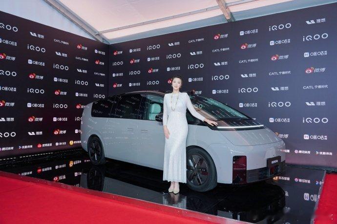 Loading.... 竞燃人物SSR限定卡读取成功  惠若琪闪耀裙装好美 欢迎