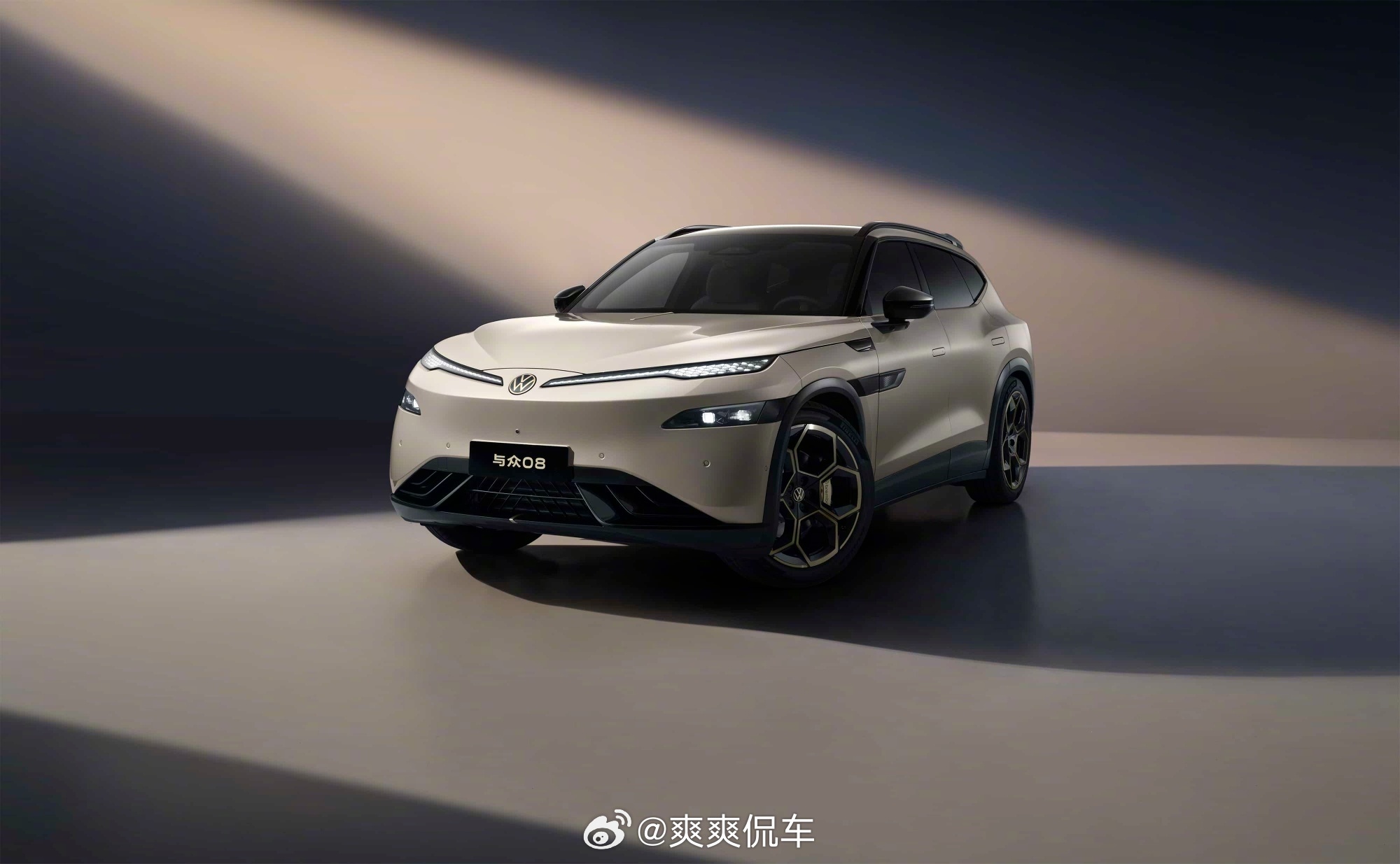 大众小鹏首款联合开发车型量产3月13日，大众与小鹏联合开发的首款车型与众08在大