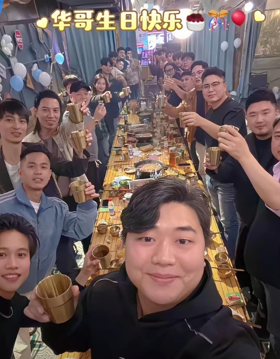 没想到全红婵的哥哥生日排场这么大，过个生日这么多个好友过来帮他庆祝生日。

这里