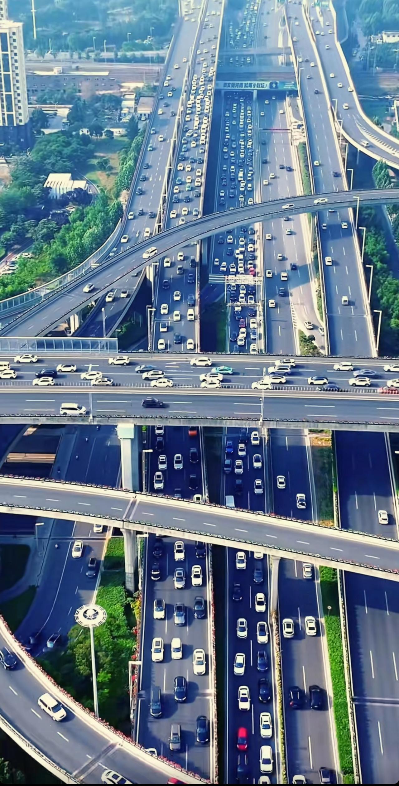 去了郑州才知道什么叫真正的快速路！
     作为中部大省河南的省会，除了合肥，