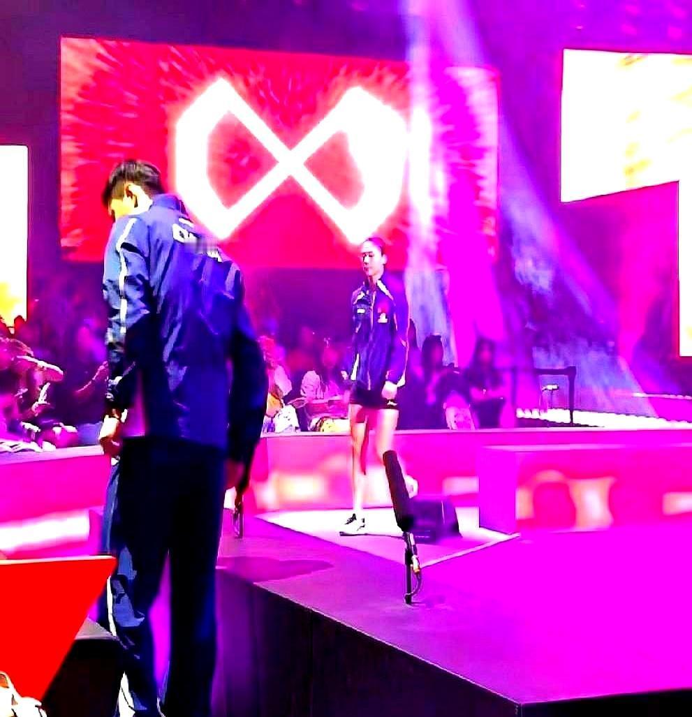 27岁国乒教练，比麾下部分主力还小。
 
他没熬教练资历。靠的是16岁拿巡回赛冠