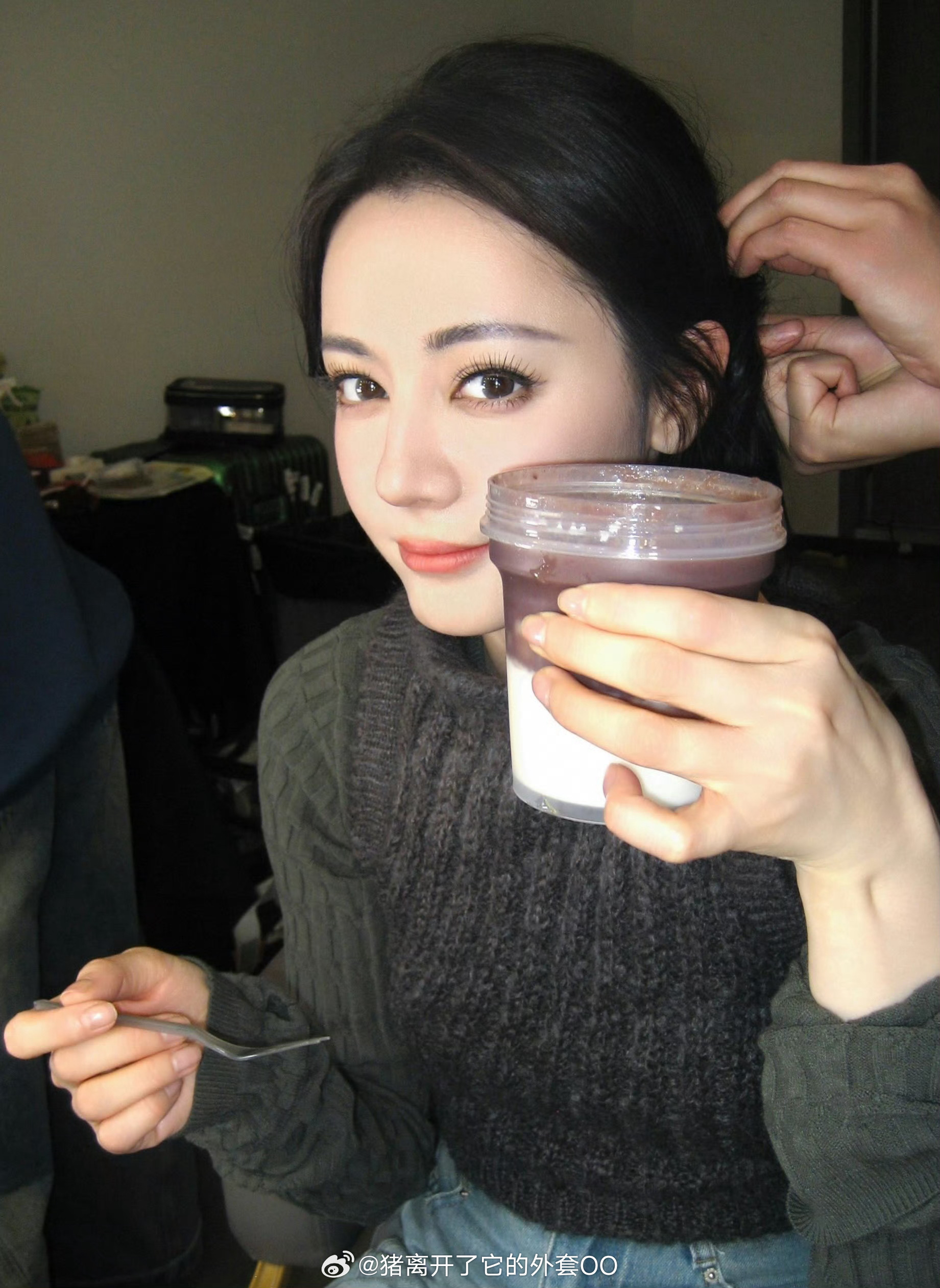 迪丽热巴今日份营业来了，萌甜的像杯热奶茶！！