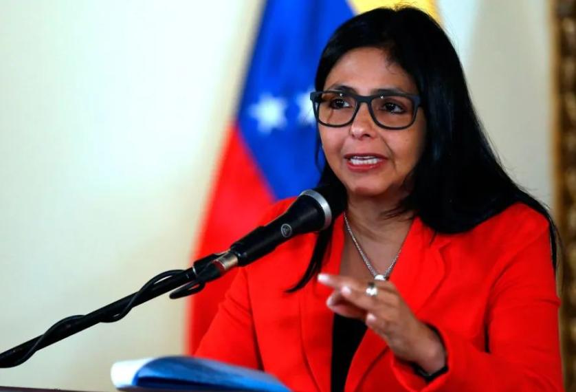 美军凌晨派美军潜入加拉加斯，强行押走马杜罗夫妇至纽约受审，特朗普直言要“代替管理