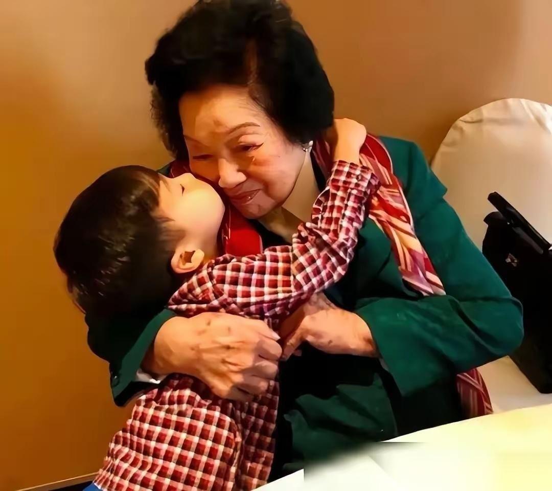 2013年，郭晶晶诞下长子霍中曦，90岁太奶奶吕燕妮在孙子霍启山搀扶下亲赴医院探