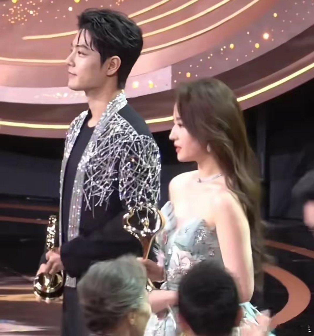 肖战绝对是唯一一个不偷看刘亦菲的男艺人了，不出意外他也是看着刘亦菲的戏长大的，不