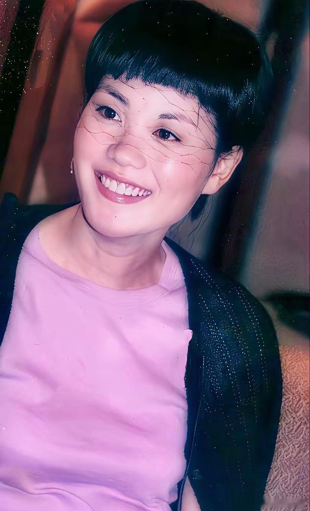 这是1997年5月，王菲生完童童后第一次出现在媒体面前，出席和百代公司的签约仪式