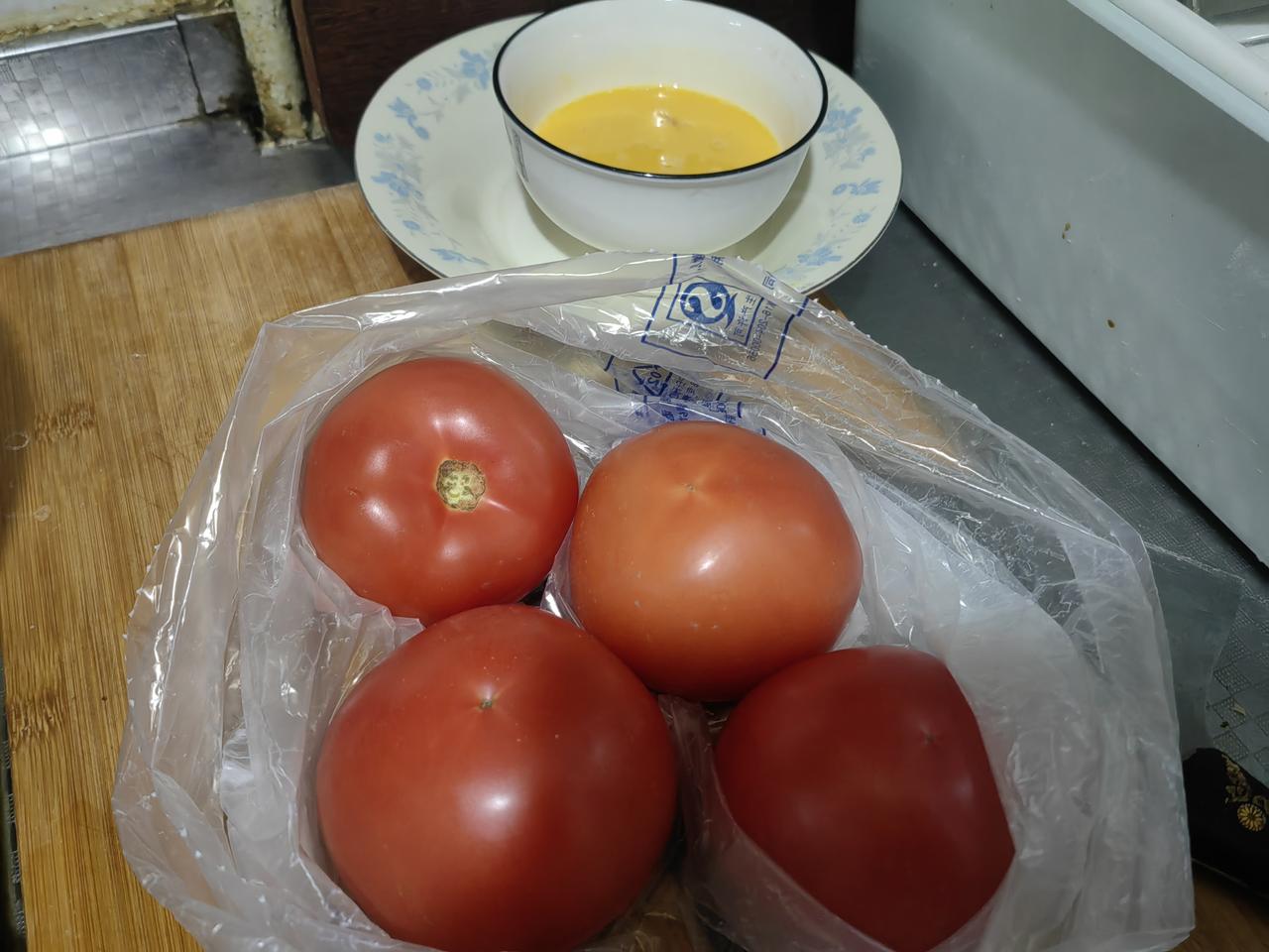 无论是春夏秋冬，面条都是我们河北人喜欢吃的面食，而我们家更偏爱西红柿打卤面。
一