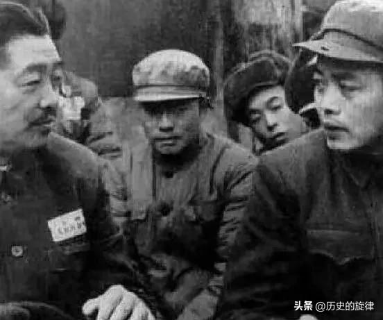 1974年，华国锋拍桌怒斥李仲公，周恩来一句“算了”让全场寂静
 
1974年初