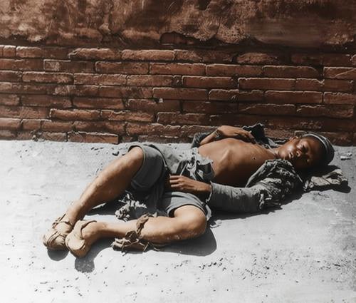 民国时期的某个墙根下，阳光像一把钝刀，割在他裸露的胸膛上。这不是一具无名的尸体，