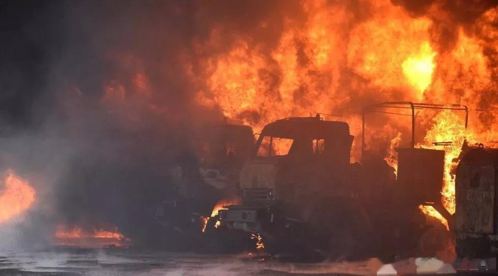 图①②③④显示的是乌军袭击俄军在顿涅茨克地区马基夫卡（Makiivka）弹药库的