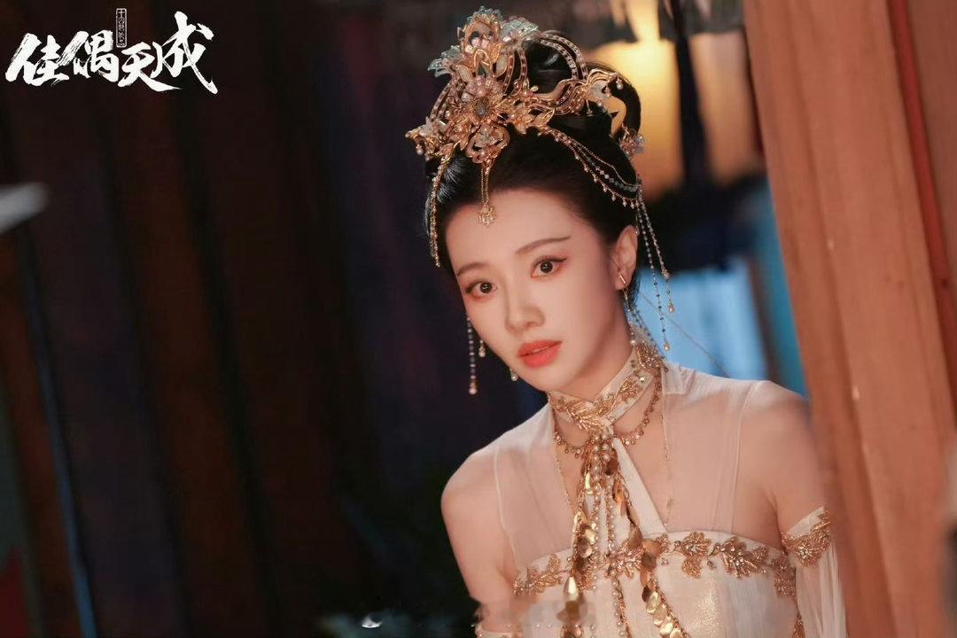 王鹤润佳偶天成妆造两级反转电视剧佳偶天成前期软糯清甜，后期飒爽惊艳，王鹤润在《佳