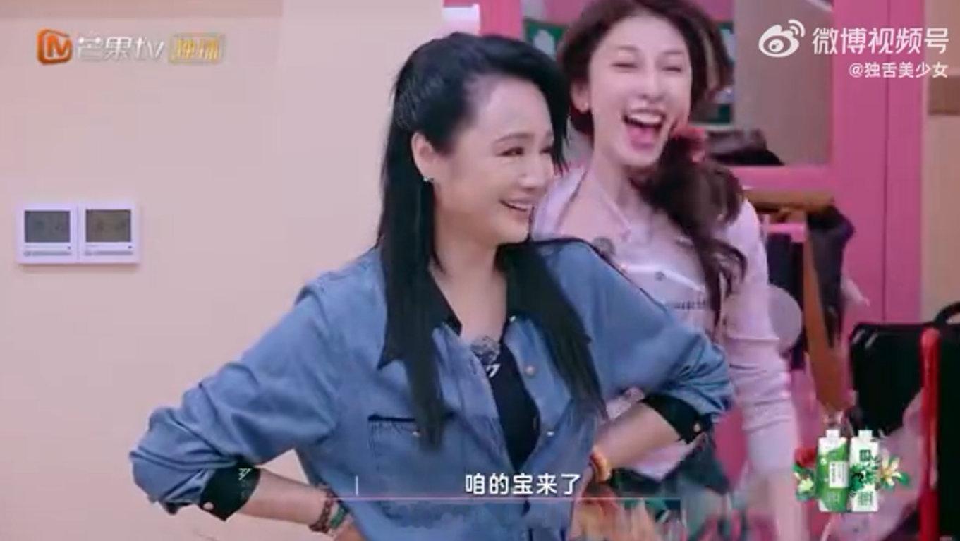 曹颖[超话]曹颖会一辈子留着的横幅乘风2025四公宋妍霏团队的温暖举动！曹颖加入